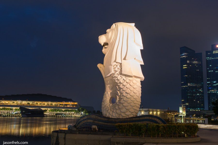 Singapore merlion statue at night
