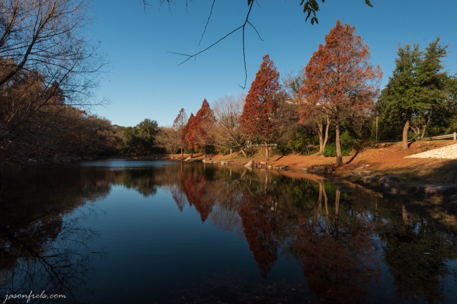 Autumn_pond_with_polarizer