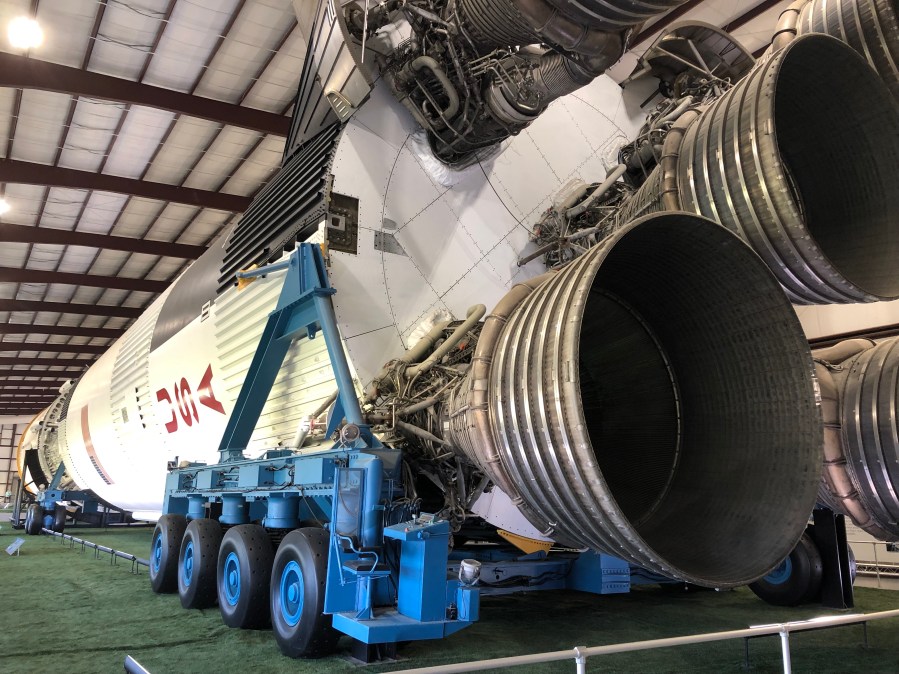 Saturn_V_from_the_bottom